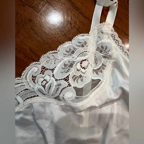 Vintage Vanity Fair cream Lace Trim Camisole slip Top. Gorgeous under a sweater! - Picture 3 of 6